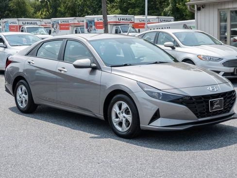 Used 2023 Hyundai Elantra SE FWD image 4