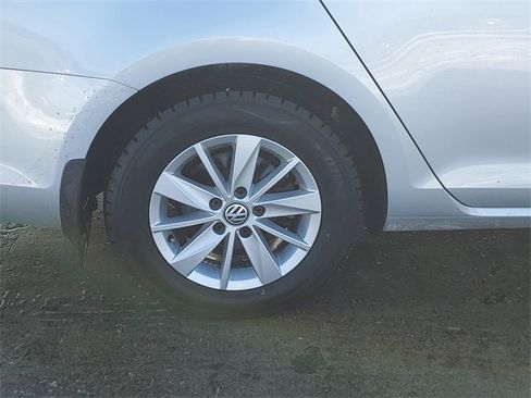 Used 2015 Volkswagen Golf S image 5