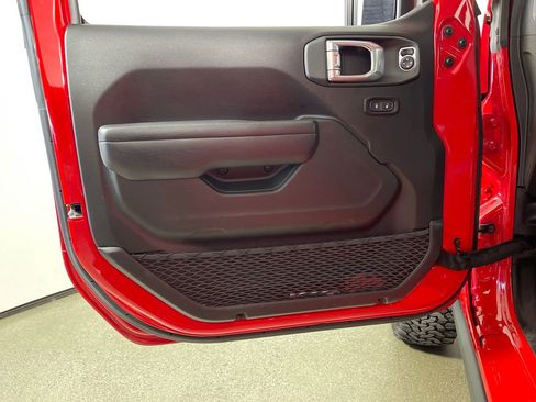 Used 2025 Jeep Wrangler Unlimited Rubicon AWD/4WD image 17
