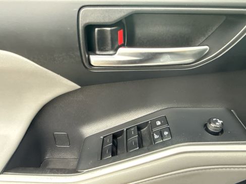 Used 2022 Toyota Highlander XLE image 10