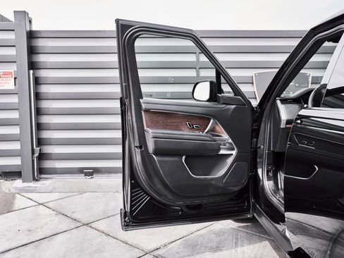 Used 2025 Land Rover Range Rover Long Wheelbase SE image 24