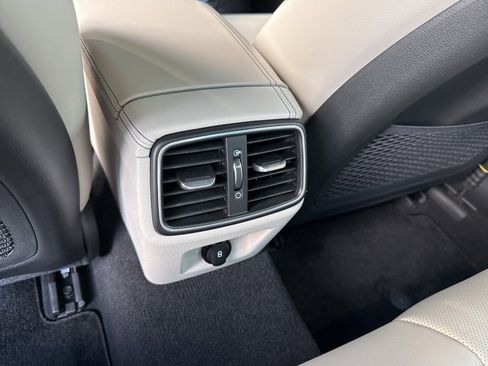 Used 2022 Genesis G70 2.0T image 37