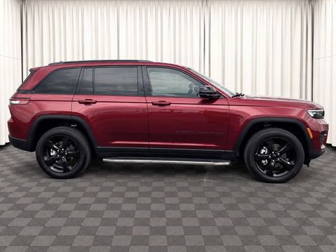 Used 2025 Jeep Grand Cherokee Altitude RWD image 2