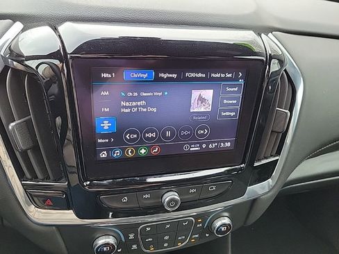 Used 2023 Chevrolet Traverse LT w/ Rear Camera Mirror Package image 18