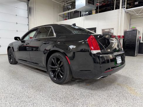 Used 2018 Chrysler 300 Touring image 3