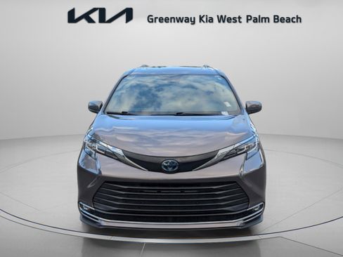 Used 2023 Toyota Sienna XLE image 3