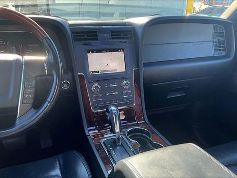 Used 2016 Lincoln Navigator Select image 6