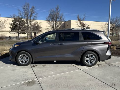 Used 2022 Toyota Sienna Platinum image 2