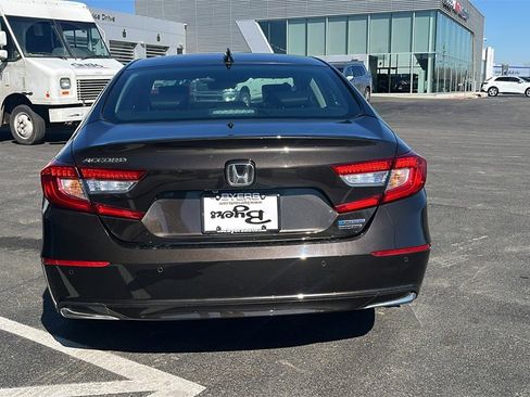 Used 2018 Honda Accord Touring image 4