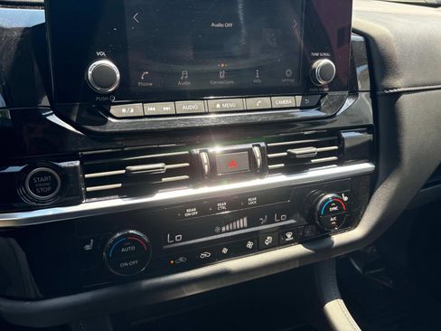 Used 2024 Nissan Pathfinder SV image 23