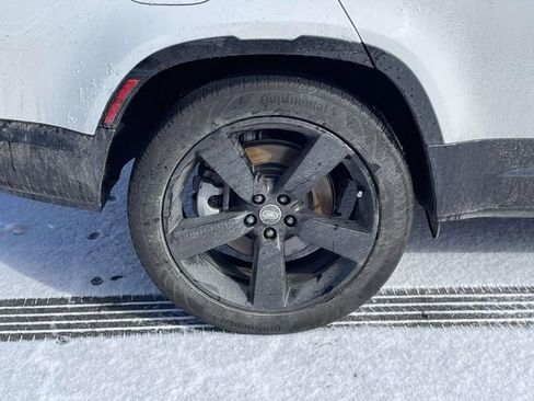 Used 2023 Land Rover Defender 130 X-Dynamic SE image 9