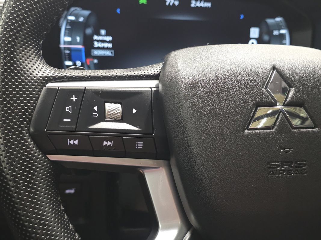 Used 2024 Mitsubishi Outlander AWD image 32