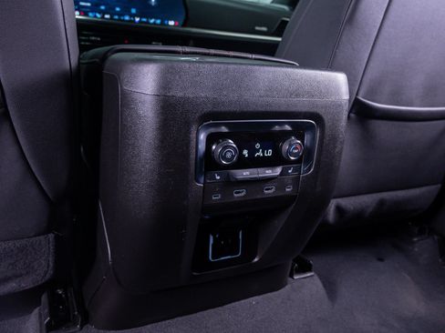 Used 2025 Chevrolet Tahoe High Country AWD/4WD image 18