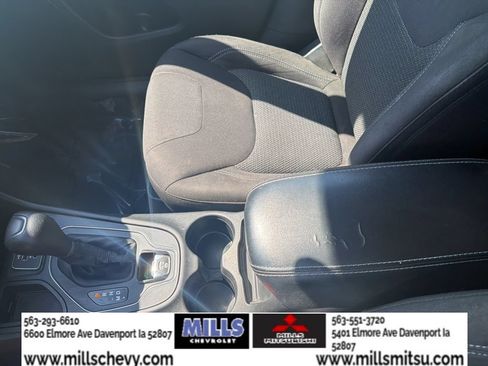 Used 2019 Jeep Cherokee Latitude w/ Popular Appearance Group FWD image 19