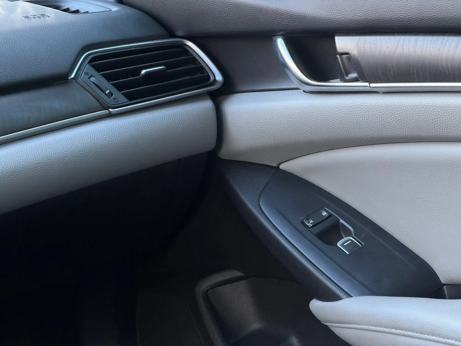 Used 2018 Honda Accord EX image 21