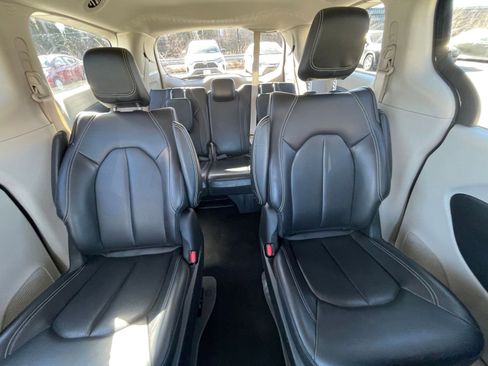 Used 2023 Chrysler Pacifica Touring-L image 41