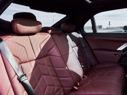 Used 2025 BMW 760i xDrive w/ Premium Package image 44