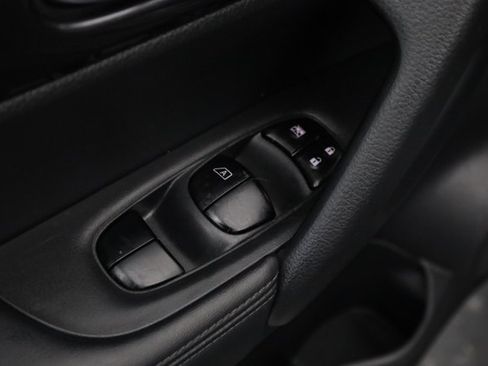 Used 2018 Nissan Rogue SV image 11