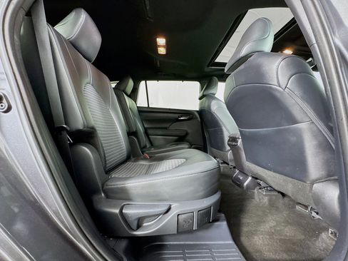 Certified 2025 Toyota Highlander XSE AWD/4WD image 28