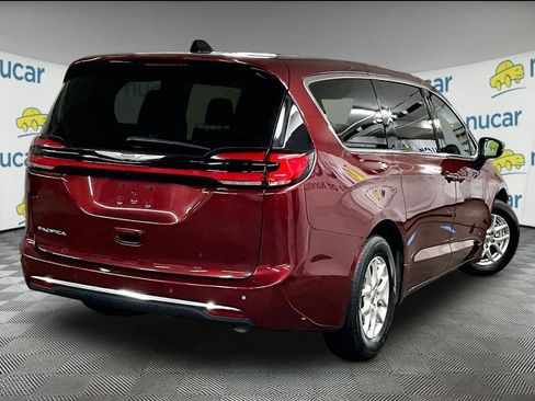 Used 2023 Chrysler Pacifica Touring-L FWD image 6