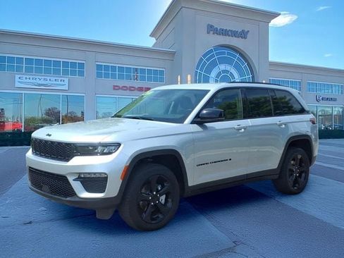 Used 2023 Jeep Grand Cherokee Limited w/ Black Appearance Package AWD/4WD image 1
