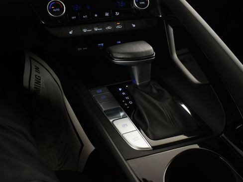 Used 2025 Hyundai Elantra SEL image 50