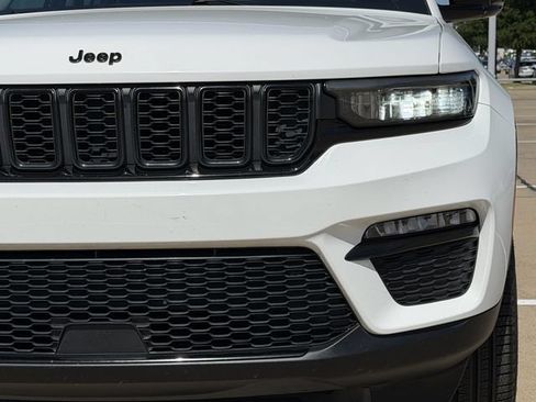 Used 2023 Jeep Grand Cherokee Limited w/ Black Appearance Package AWD/4WD image 9