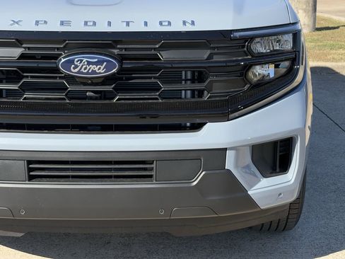 New 2025 Ford Expedition Active image 25