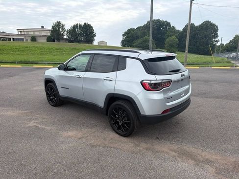 Used 2025 Jeep Compass Latitude w/ Convenience Group AWD/4WD image 5