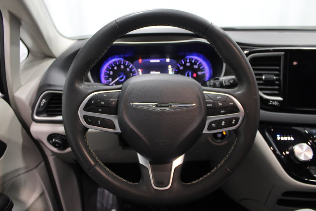 Used 2023 Chrysler Pacifica Touring-L FWD image 30