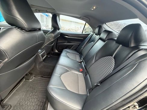 Used 2018 Toyota Camry SE w/ Moonroof Package image 16