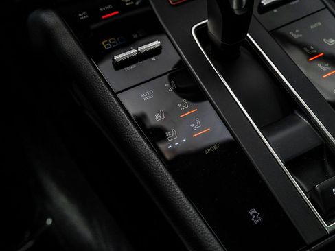 Used 2025 Porsche Macan image 20