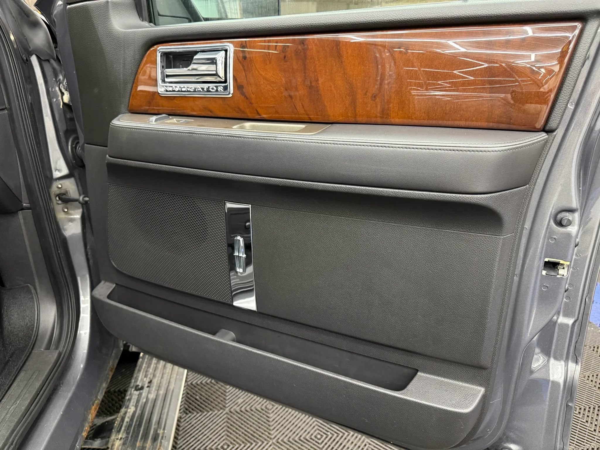 Used 2014 Lincoln Navigator 4WD image 5