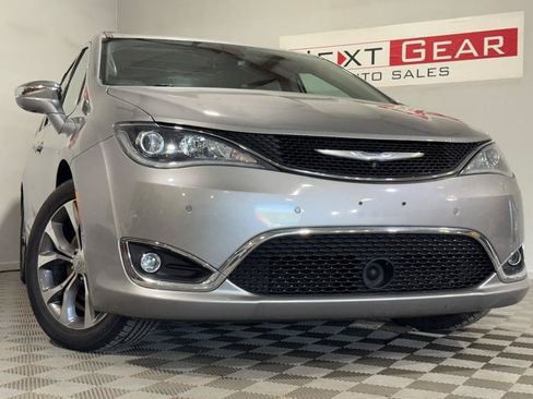 Used 2017 Chrysler Pacifica Limited w/ Advanced Safetytec Group FWD image 4