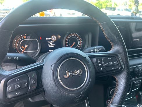 Used 2024 Jeep Gladiator Mojave w/ Technology Group AWD/4WD image 8