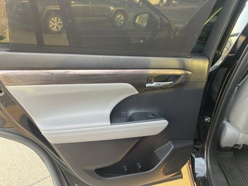 Used 2023 Toyota Highlander Limited image 22