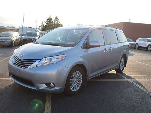 Used 2015 Toyota Sienna XLE Premium FWD image 2