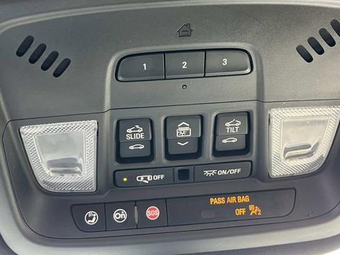 Used 2022 Chevrolet Traverse Premier FWD image 36
