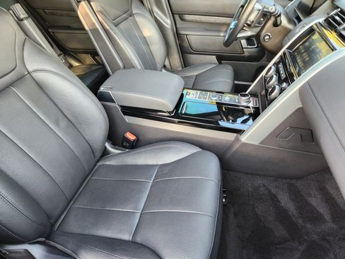 Used 2019 Land Rover Discovery HSE image 15