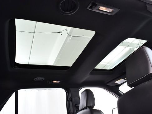 Used 2018 Ford Explorer Platinum image 18