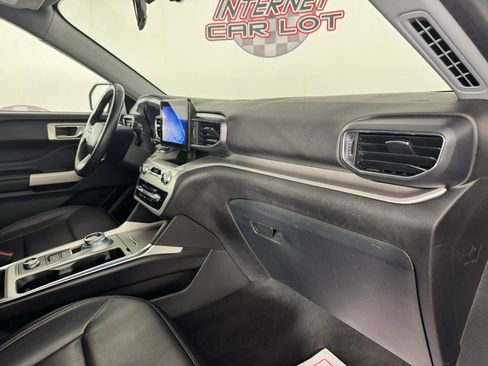 Used 2022 Ford Explorer XLT w/ Equipment Group 202A AWD/4WD image 12