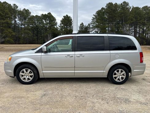 Used 2009 Chrysler Town & Country Touring w/ Family Value Group image 9