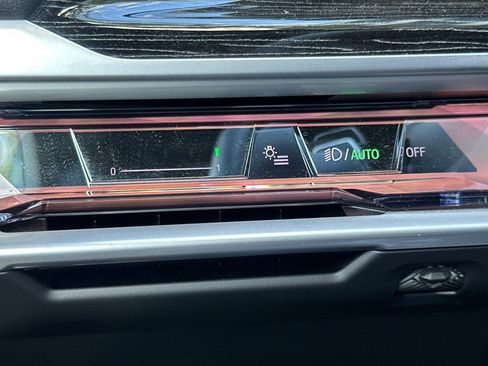 Used 2025 BMW 740i w/ Premium Package image 35