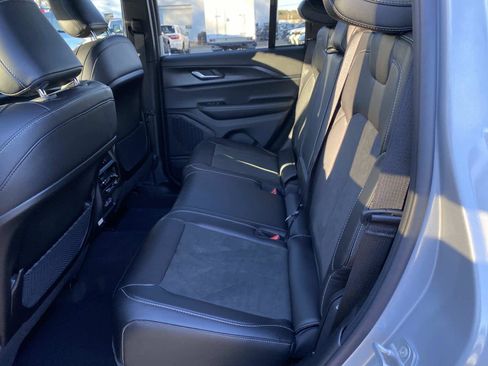 New 2025 Jeep Grand Cherokee Laredo image 8