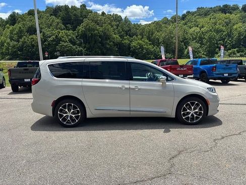 Used 2021 Chrysler Pacifica Limited w/ Premium & Safety Sphere Group AWD/4WD image 2
