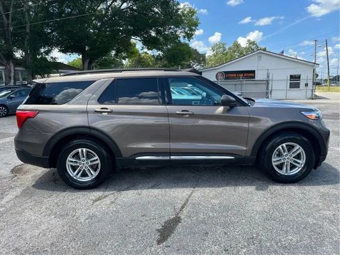 Used 2021 Ford Explorer XLT RWD image 2