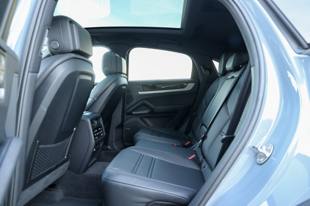 Certified 2026 Porsche Cayenne Coupe AWD/4WD image 32