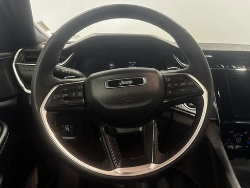 Used 2025 Jeep Grand Cherokee Altitude image 4