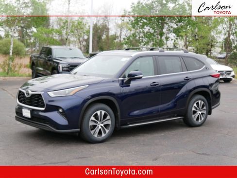 Used 2022 Toyota Highlander XLE AWD/4WD image 1