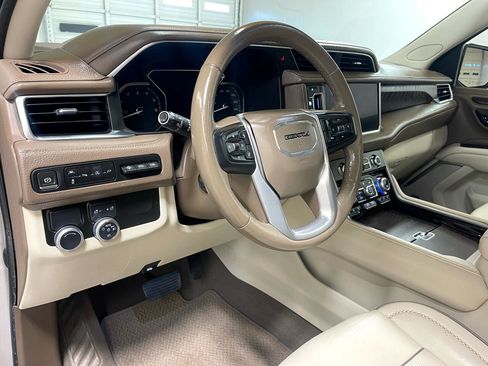 Used 2021 GMC Yukon Denali w/ Denali Premium Package image 11